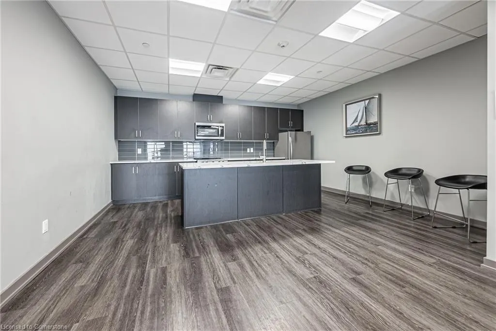 81 Robinson Street, #302