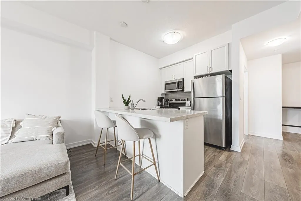 81 Robinson Street, #302
