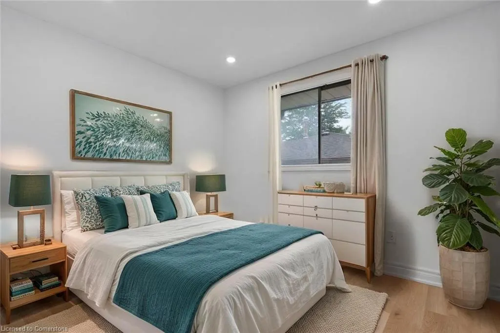 8 Huntley Crescent