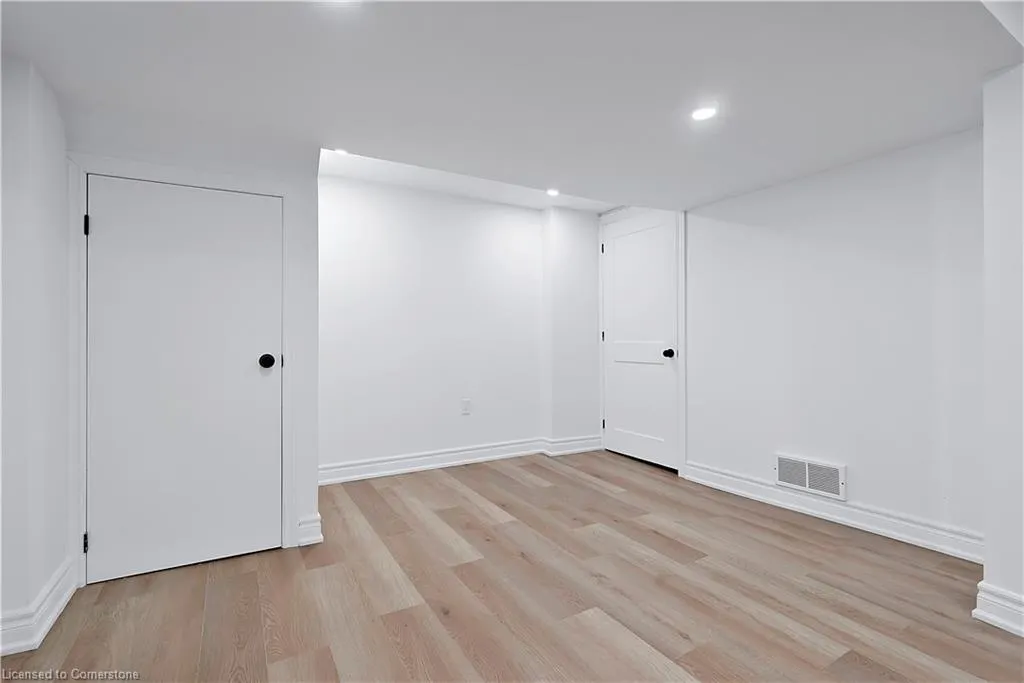8 Huntley Crescent
