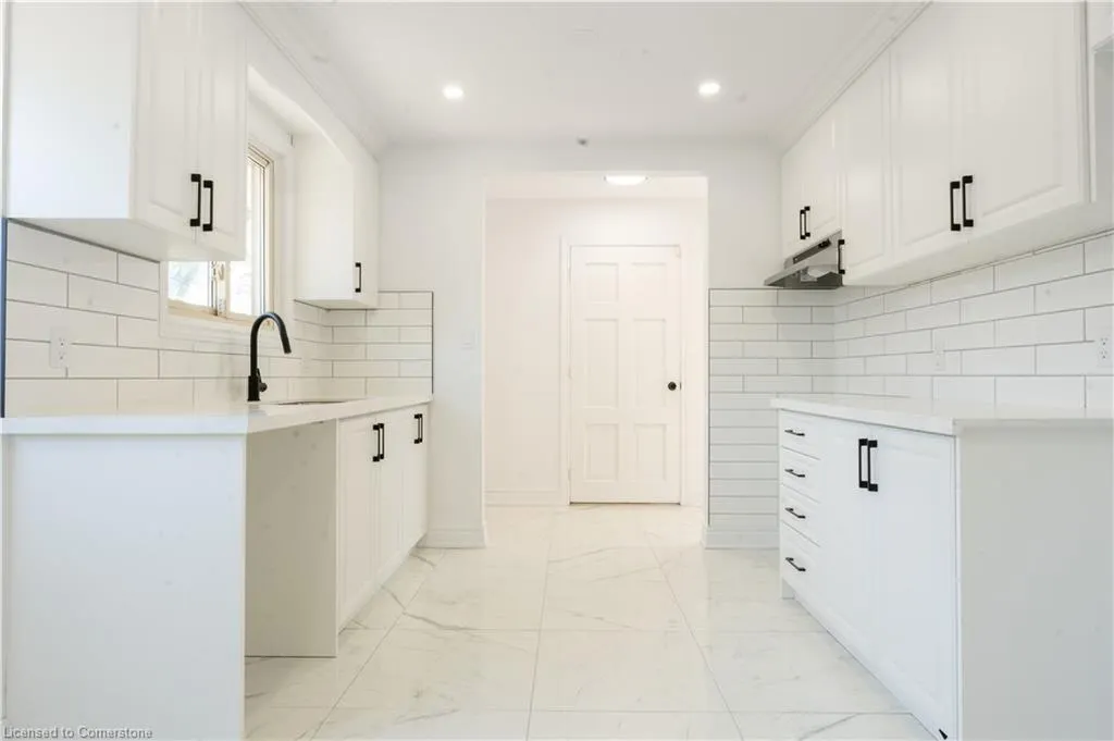 8 Huntley Crescent