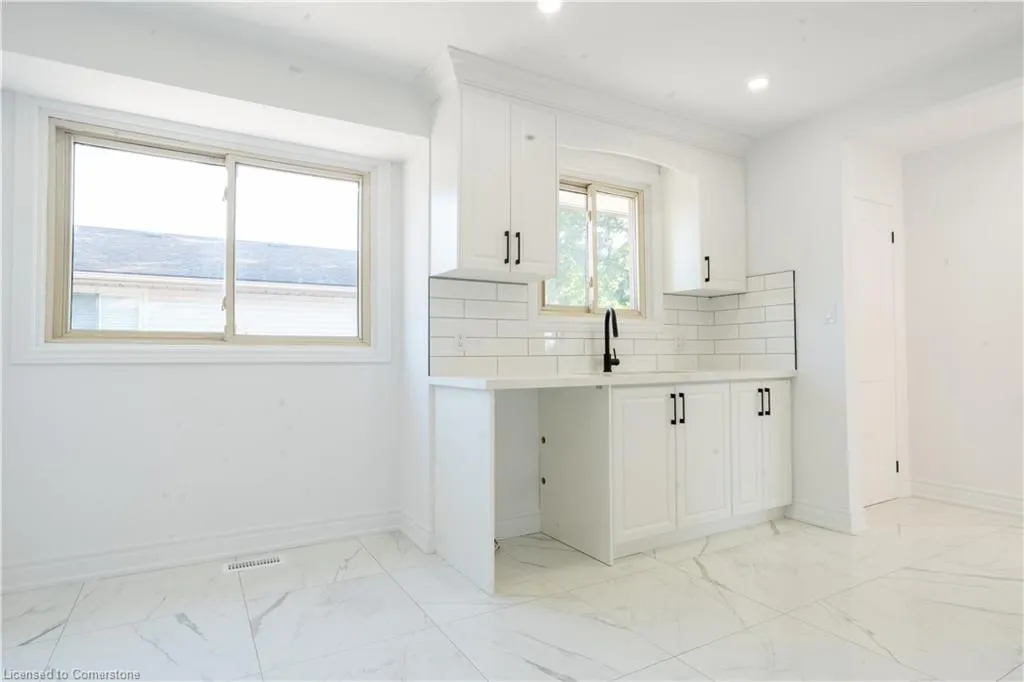 8 Huntley Crescent