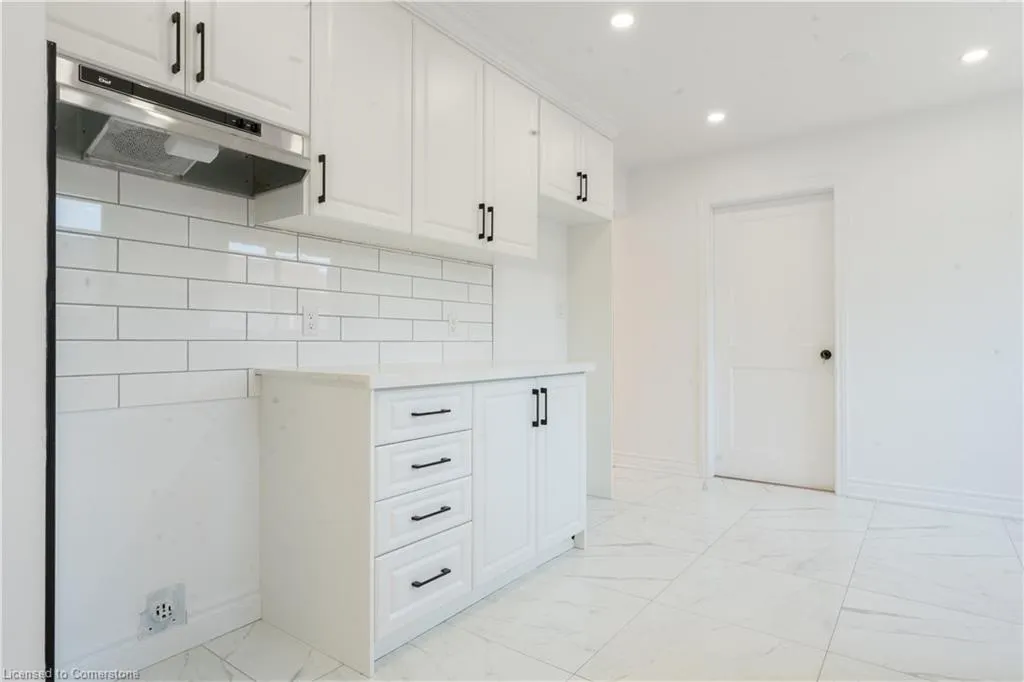 8 Huntley Crescent