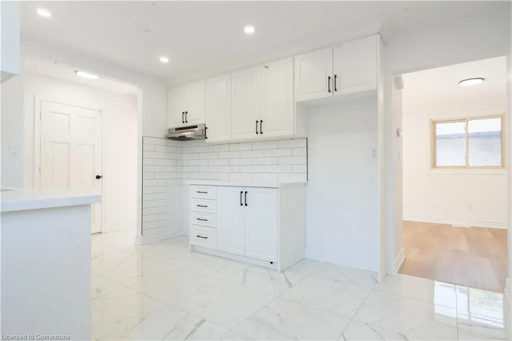 8 Huntley Crescent