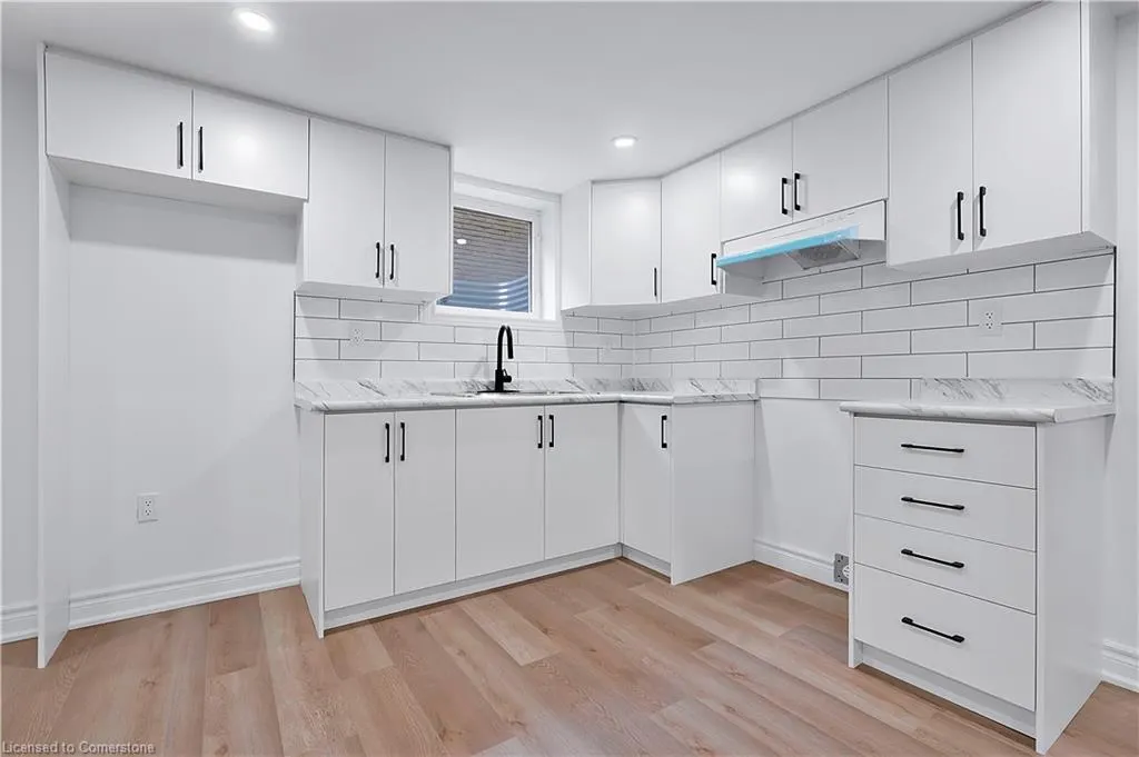 8 Huntley Crescent