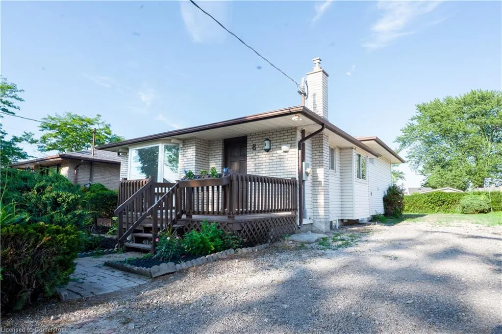 8 Huntley Crescent
