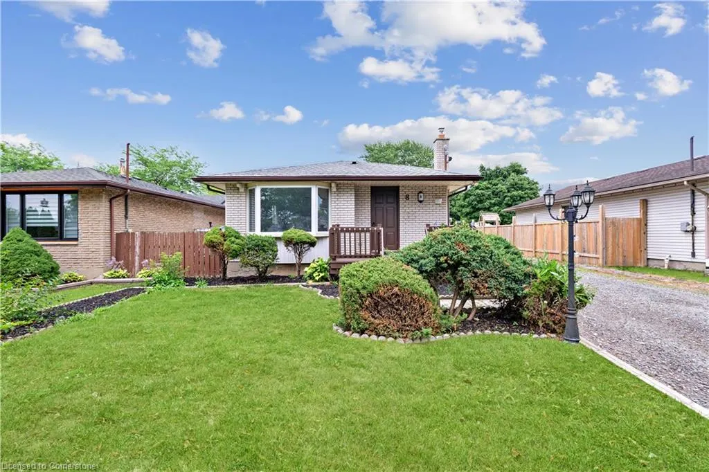 8 Huntley Crescent