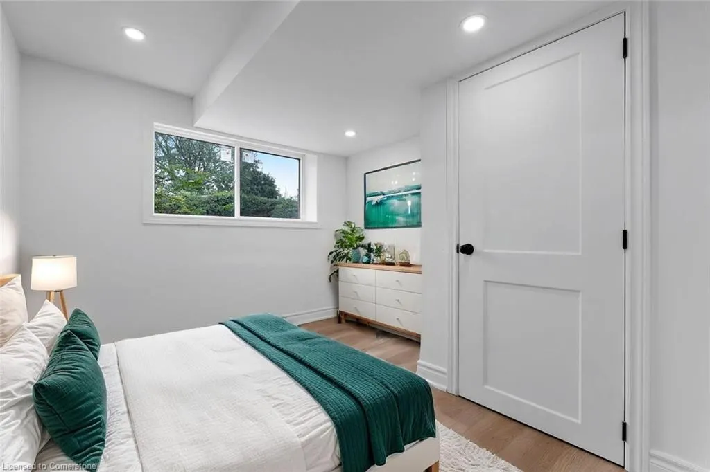 8 Huntley Crescent