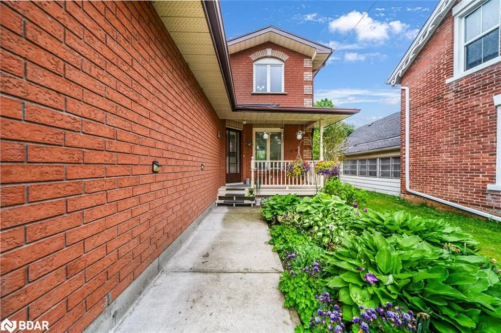 135 Victoria Street E