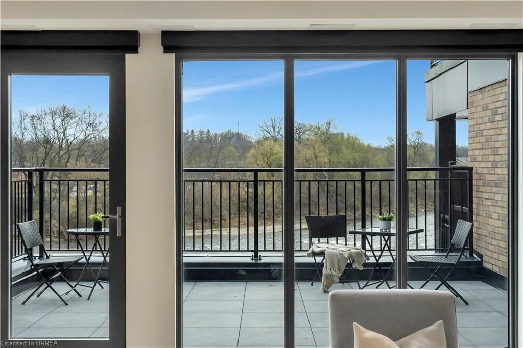 7 Grand River Street N, #204