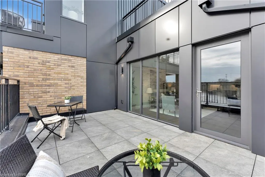 7 Grand River Street N, #204
