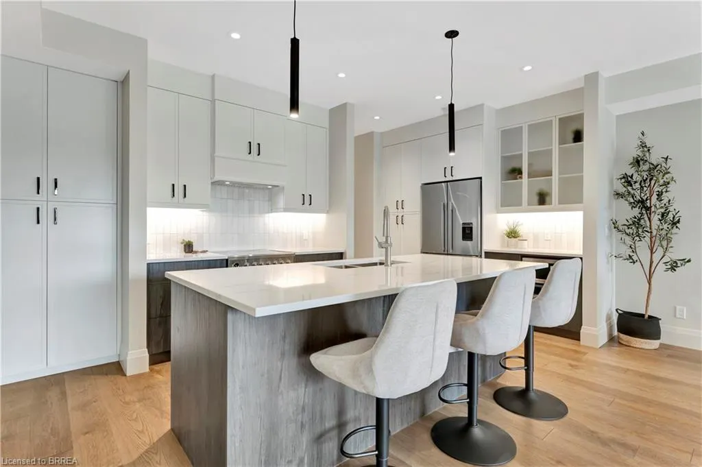 7 Grand River Street N, #204