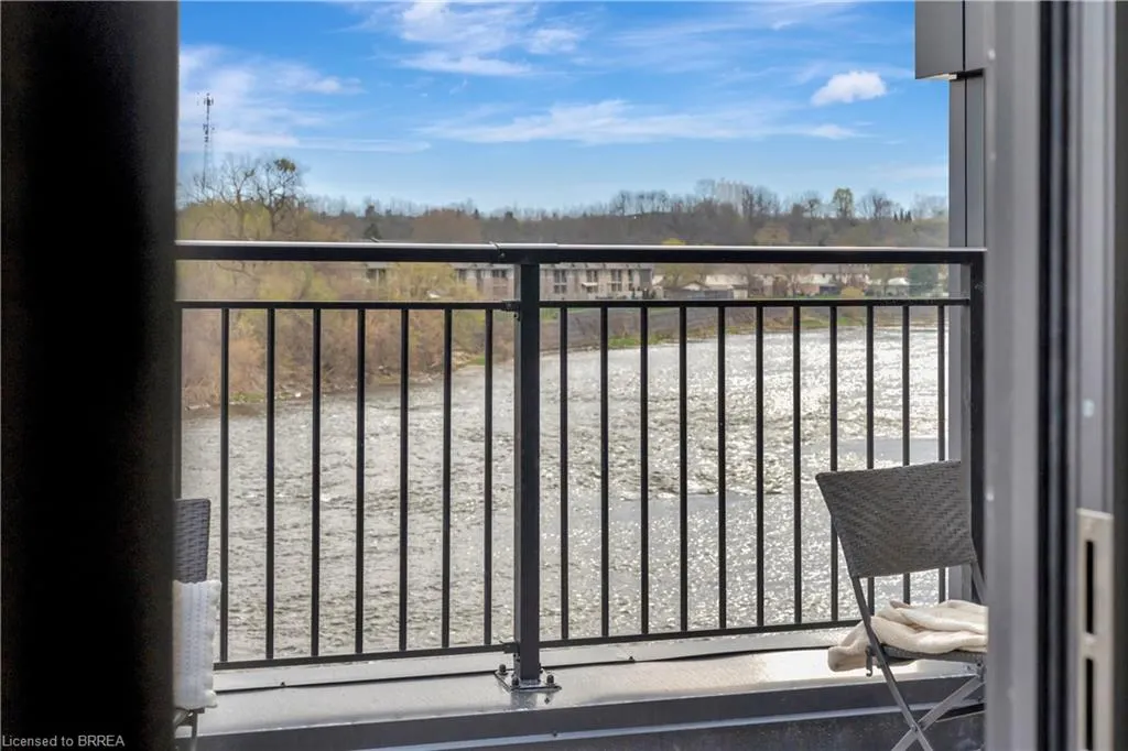 7 Grand River Street N, #204