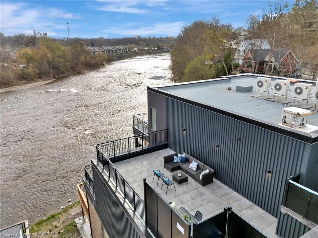 7 Grand River Street N, #204