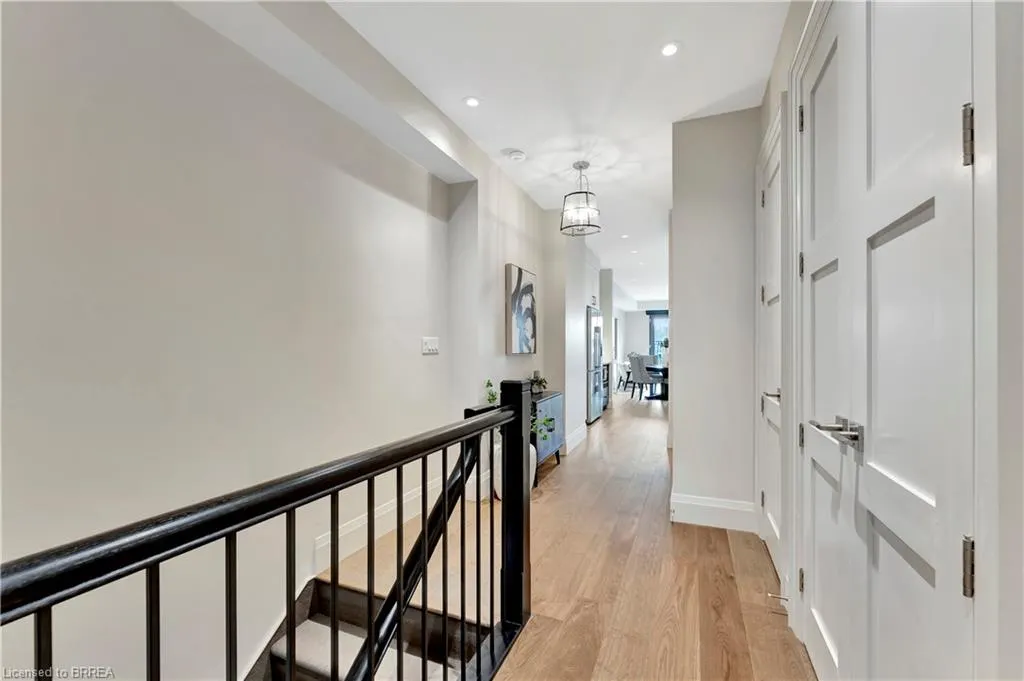 7 Grand River Street N, #204
