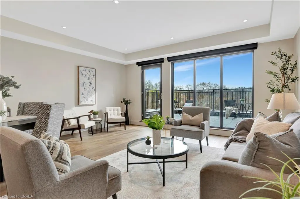 7 Grand River Street N, #204