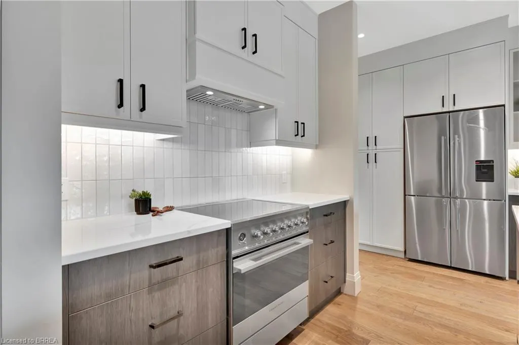 7 Grand River Street N, #204