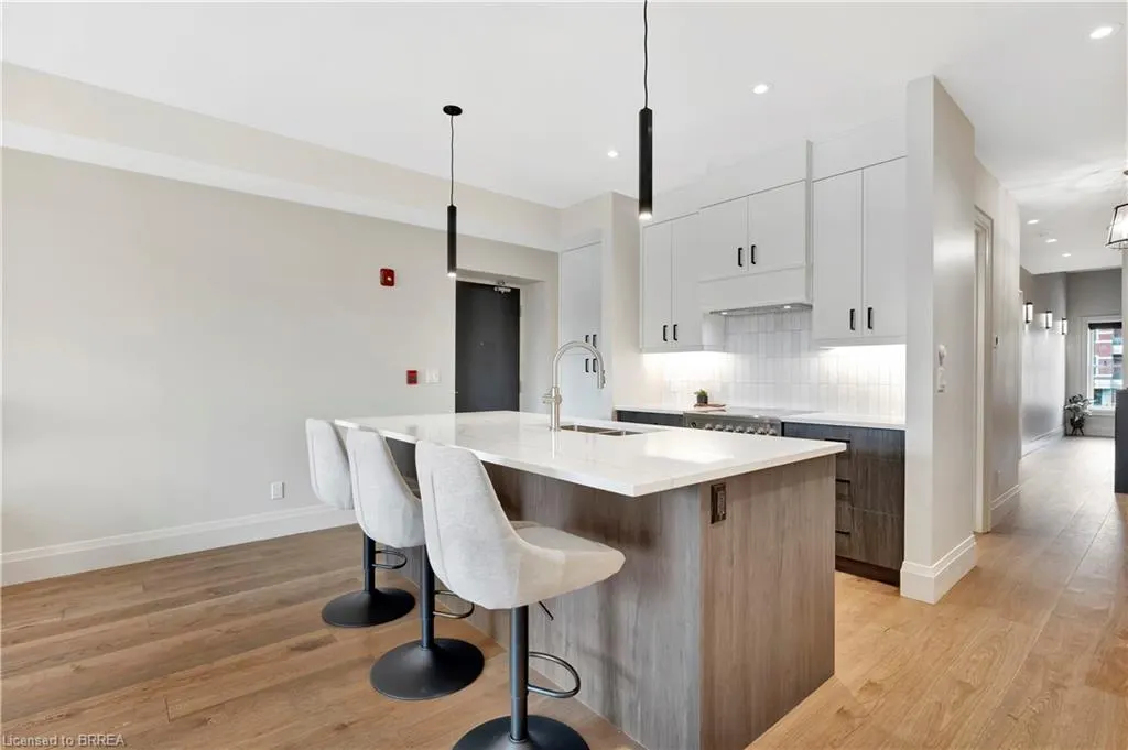 7 Grand River Street N, #204