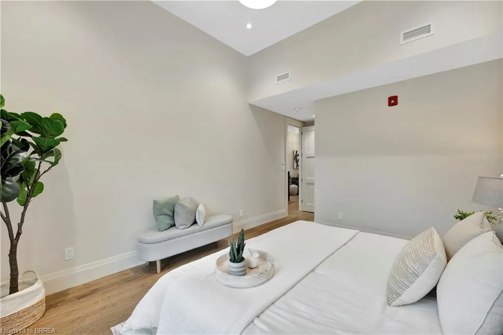 7 Grand River Street N, #204