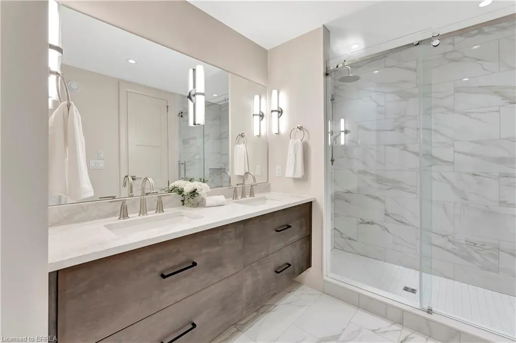 7 Grand River Street N, #204