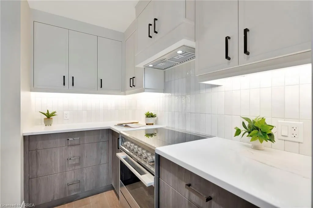 7 Grand River Street N, #201