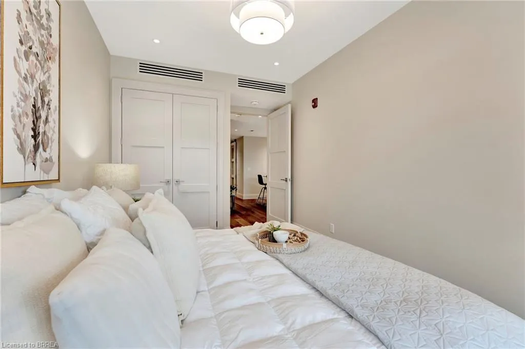 7 Grand River Street N, #201