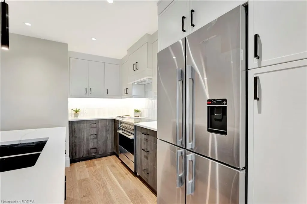 7 Grand River Street N, #201