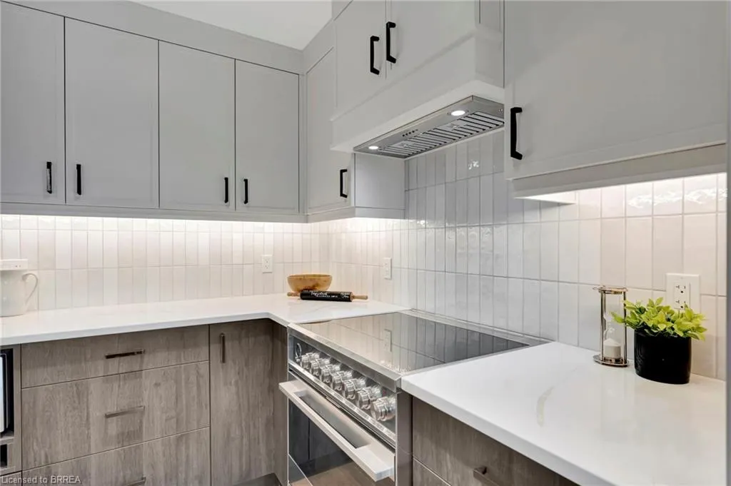 7 Grand River Street N, #202
