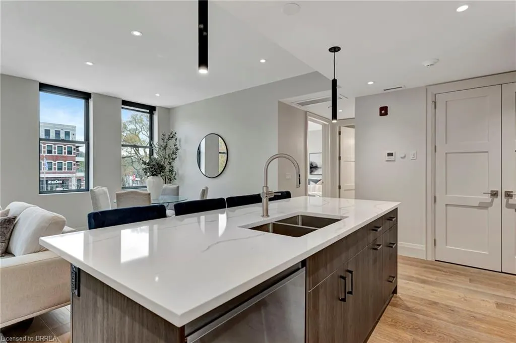 7 Grand River Street N, #202