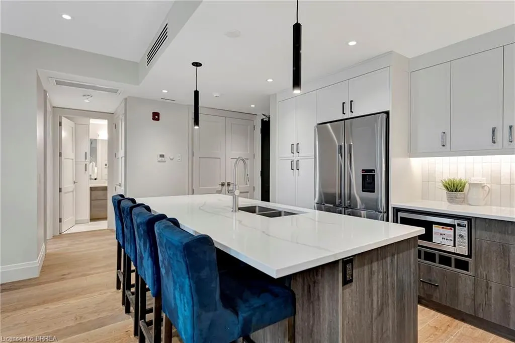 7 Grand River Street N, #202