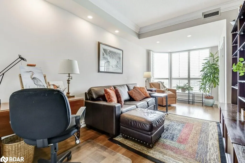2511 Lakeshore Road W, #720