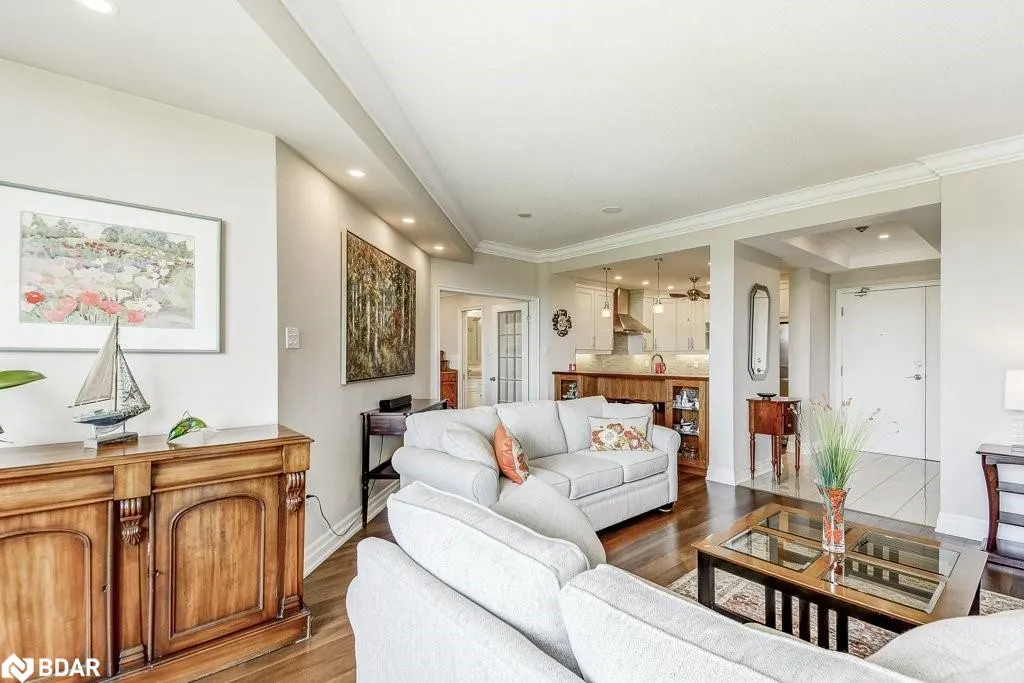 2511 Lakeshore Road W, #720