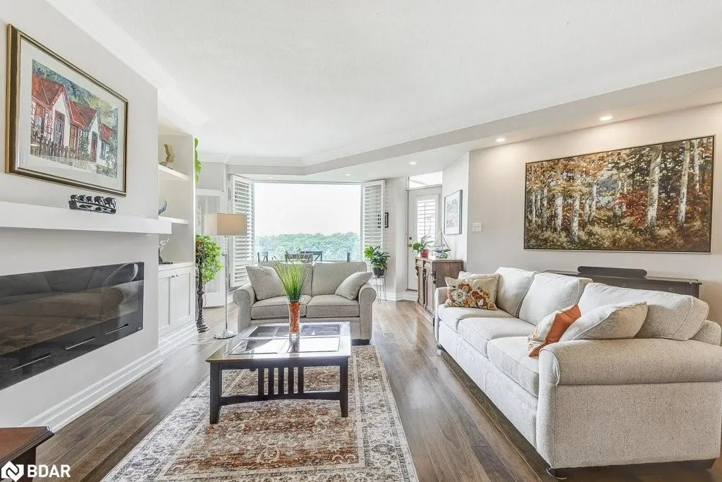 2511 Lakeshore Road W, #720