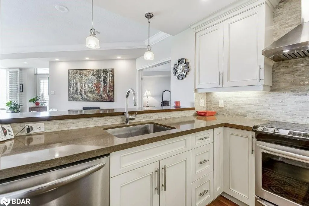 2511 Lakeshore Road W, #720