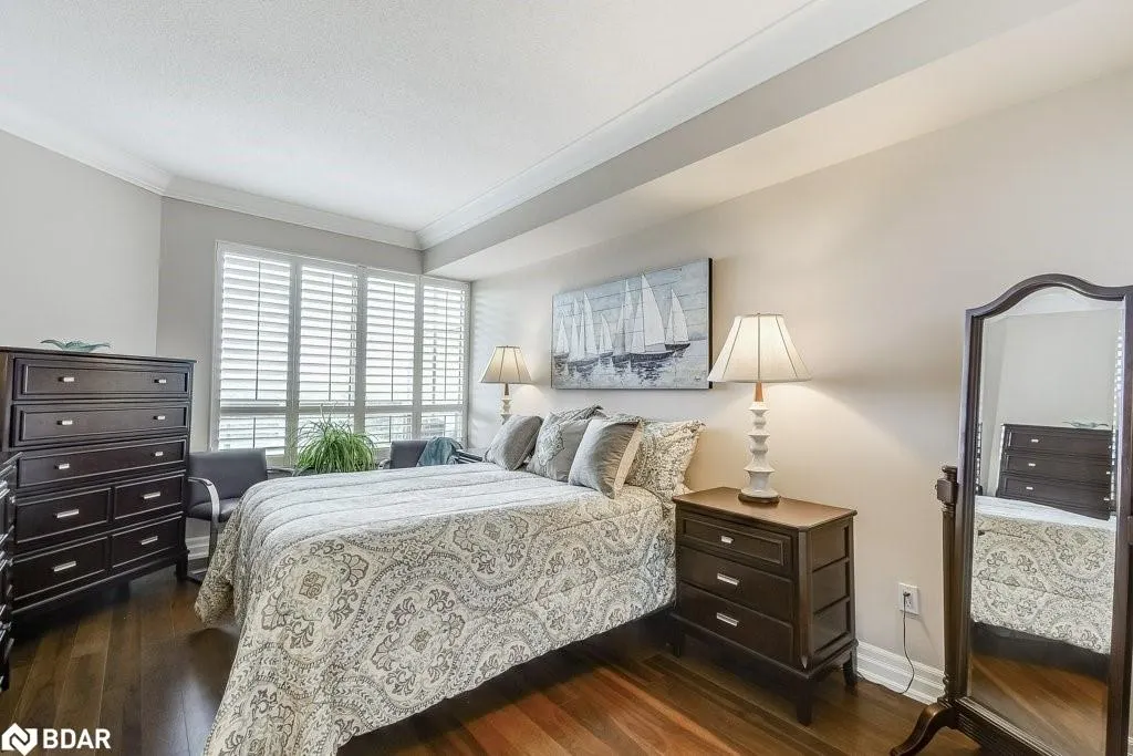 2511 Lakeshore Road W, #720