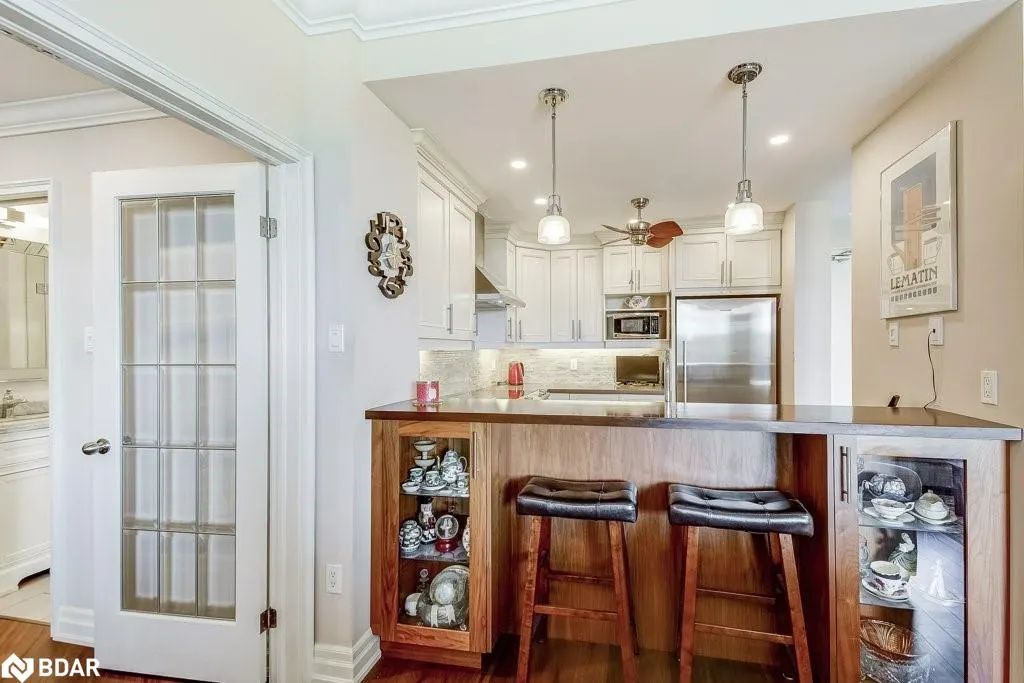 2511 Lakeshore Road W, #720