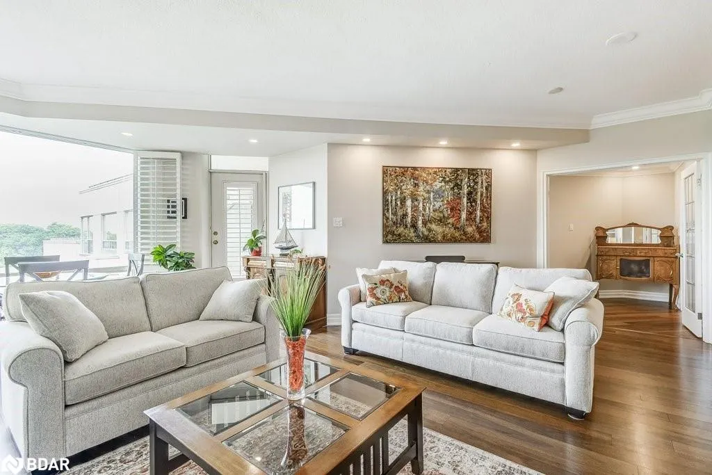 2511 Lakeshore Road W, #720