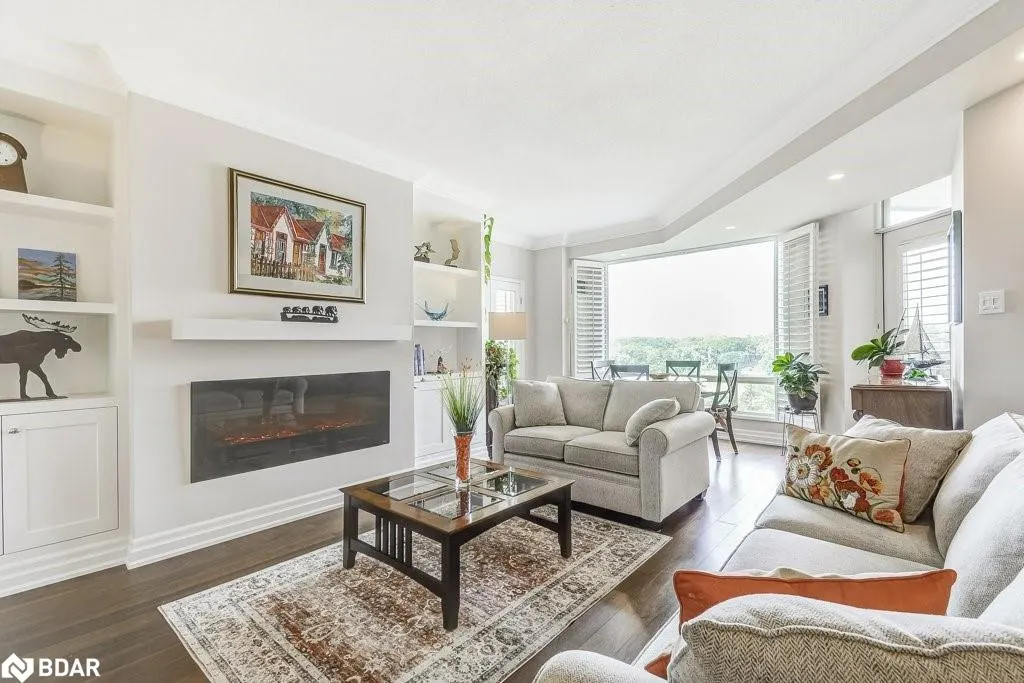 2511 Lakeshore Road W, #720