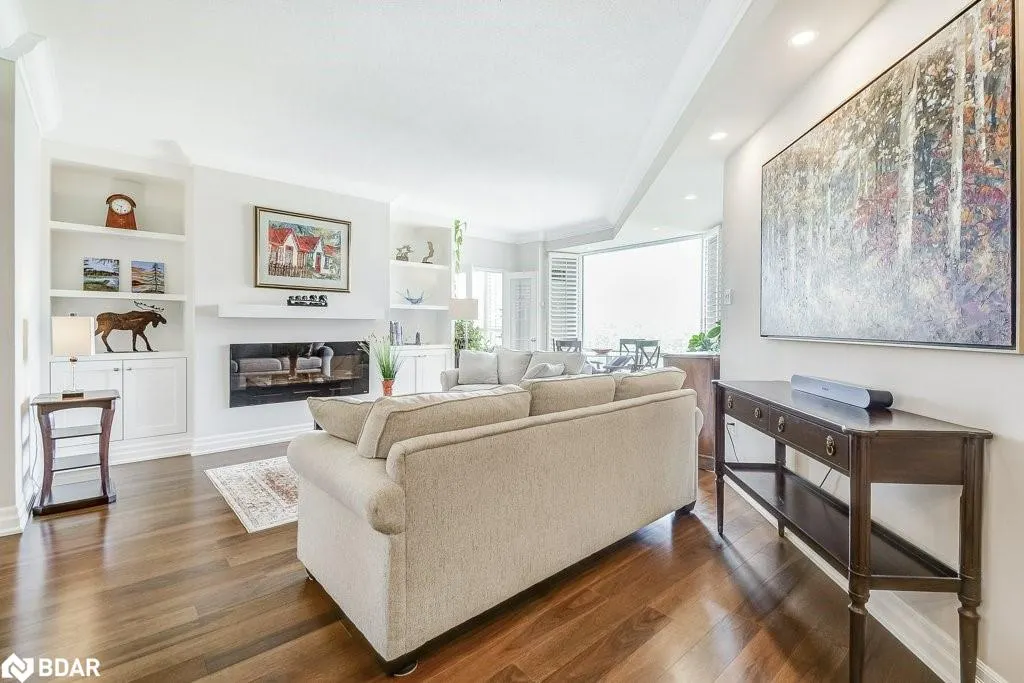 2511 Lakeshore Road W, #720