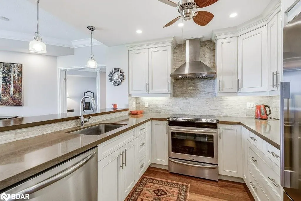 2511 Lakeshore Road W, #720