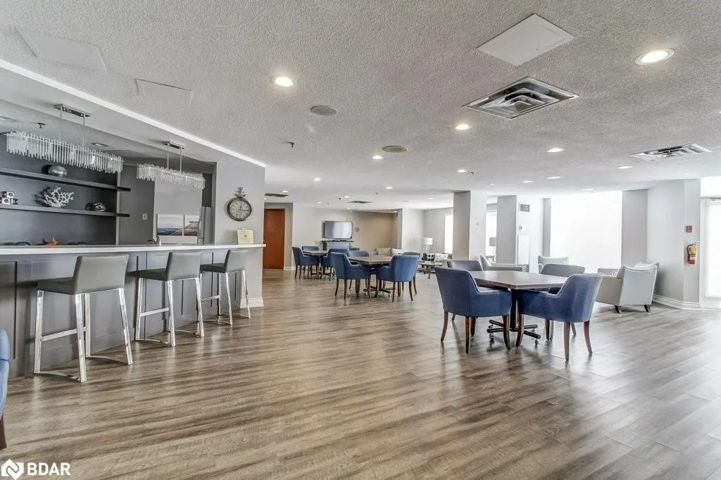 2511 Lakeshore Road W, #720
