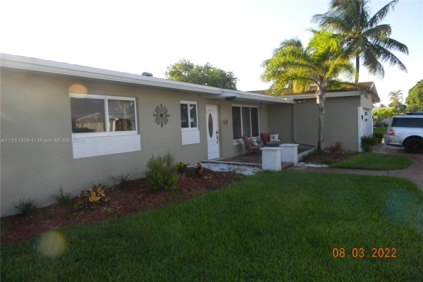 610 NW 93rd Ave, Pembroke Pines