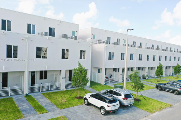 10300 NW 66th St, Doral