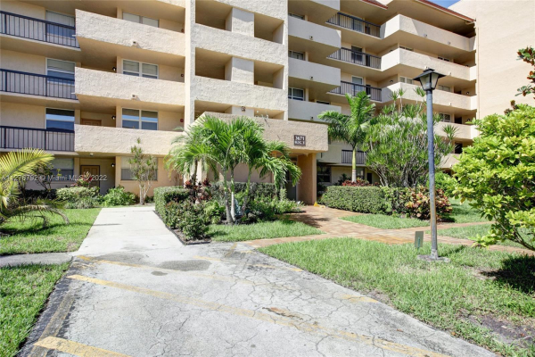 3671 Environ Blvd, Lauderhill