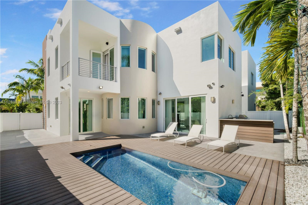 10431 NW 68th Ter, Doral