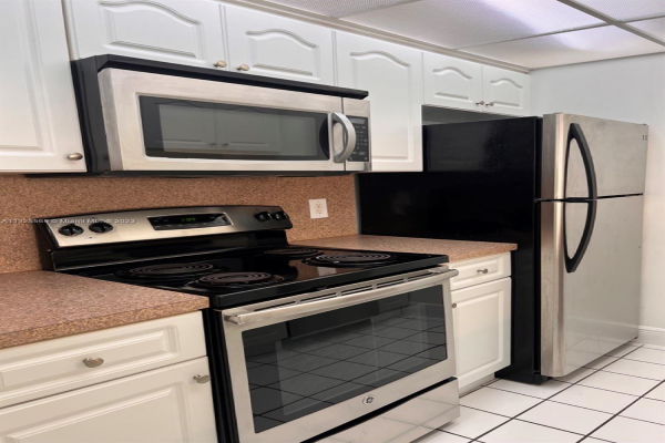 8160 Geneva Way, Doral
