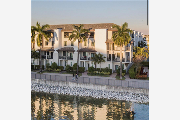 4703 NW 84th Ct, Doral