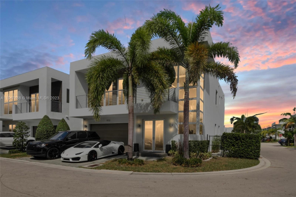 9721 NW 74th Ter, Doral