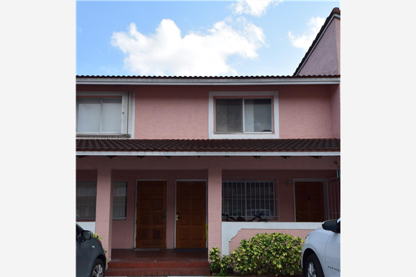 8037 Lake Dr, Doral