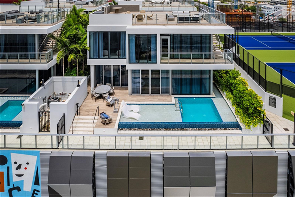 851 NE 1st Ave, Miami